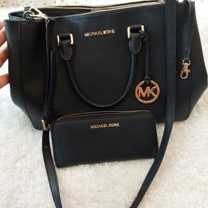 Michael Kors Leather Tote Purse with matching full zipper wallet 😍